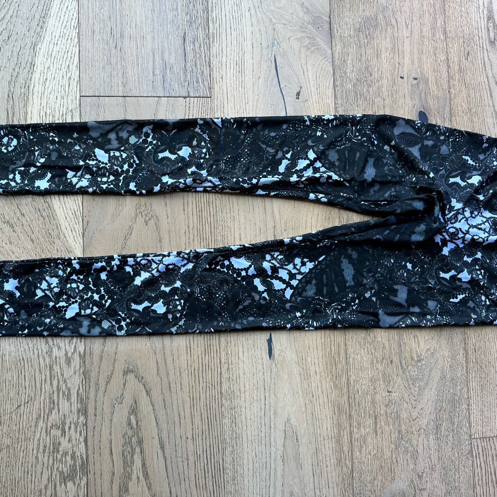 Alexander McQueen mainline white and black lace print leggings.  M - Picture 5 of 5